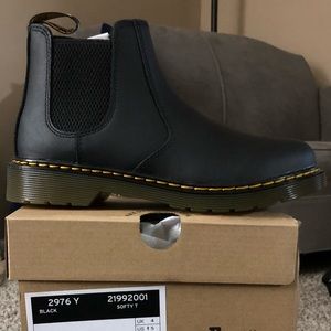 *BRAND NEW* Dr. Martens classic black chelsea boot